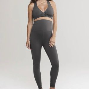 2-Piece Set Girlfriend Collective Maternity Legging 7/8 and Bra in Smoke